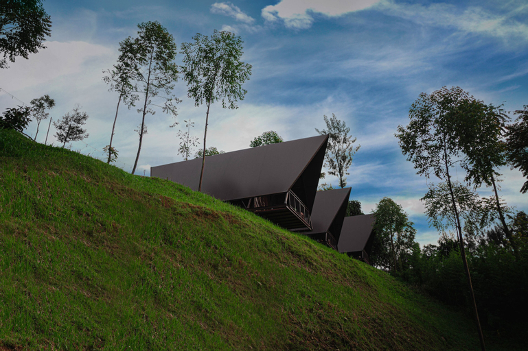Exterior & Views 12