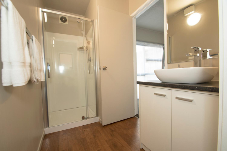 Bathroom 4, Middlemore Motel, Waitakere