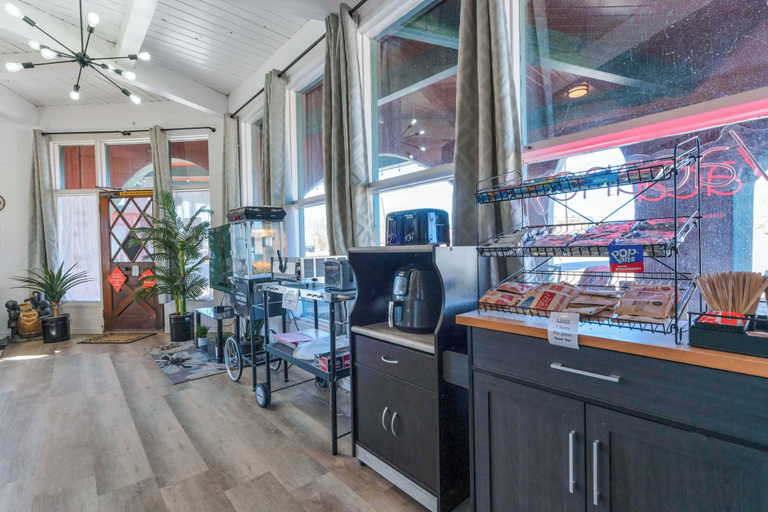 Food & Drinks 5, Canyons Edge Route 66 Motel, Yavapai