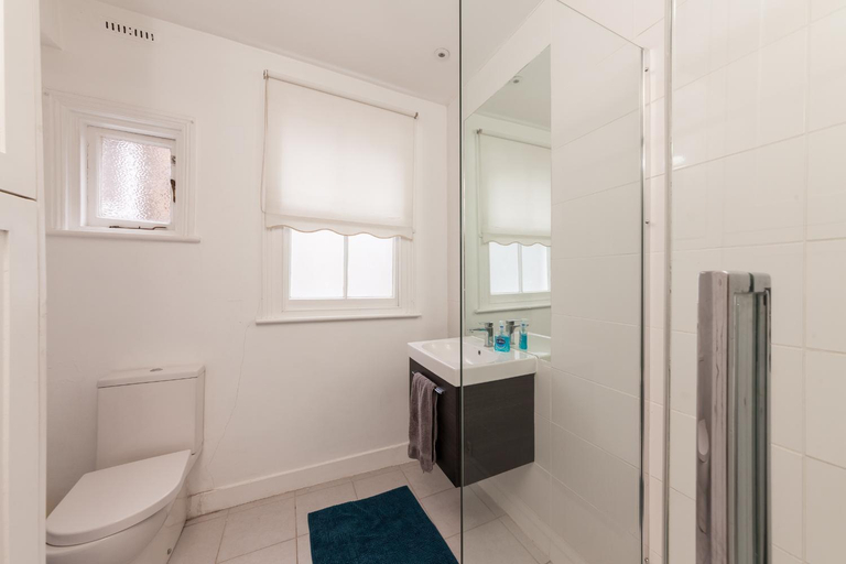 Bathroom 2, Wix's Lane, London
