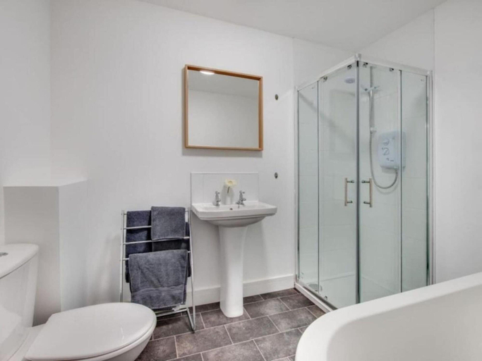 Bathroom 4, Bridge House in Skinningrove, Redcar and Cleveland