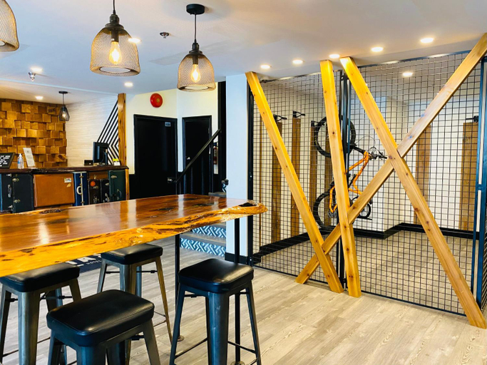Public Area 2, Crash Hotel Squamish, Squamish-Lillooet