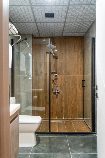 Bathroom 13