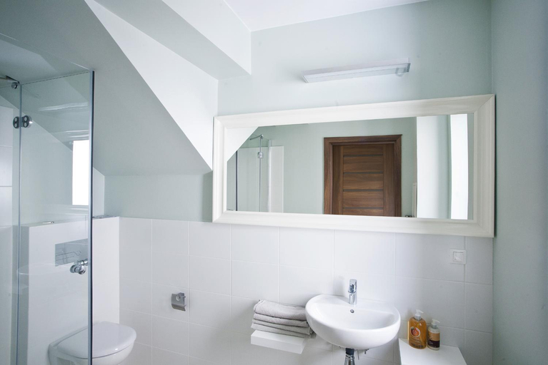 Bathroom 3, Sopot BC 1957 Apartments, Sopot