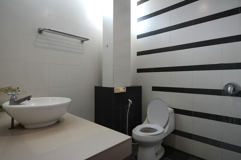 Bathroom 4, Collection O near Paris Van Java formerly Cassa Dua Hotel, Bandung