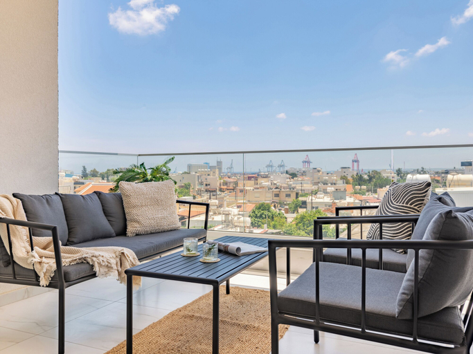 Others 4, Sanders Cruise - Modern 1-bdr Apt With Balcony