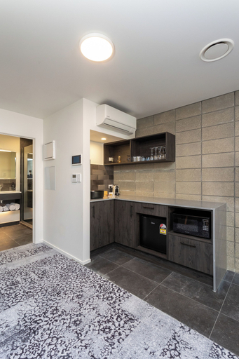 Others 5, Arluxia, Waitakere