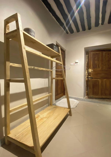 Others 2, Hanaia House, Mjini