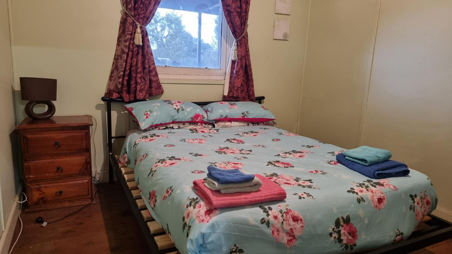 Bedroom 4, Lockhart Railway Hotel, Lockhart