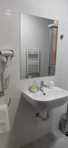 Bathroom 2, Pensión Cinco Villas, La Rioja