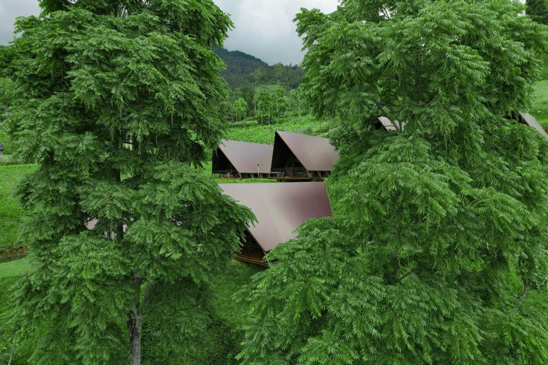 Exterior & Views 13