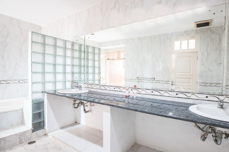 Bathroom 5, Capital O 332 Residence G17 Kemang, South Jakarta