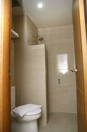 Bathroom, Hersya Front One Inn Surabaya, Surabaya