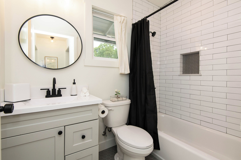 Bathroom, Cozy Apartment in Atwater Village, Los Angeles