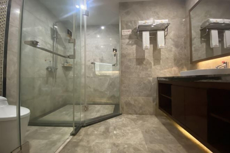 Bathroom 3, Hongbo Hotel, Lincang