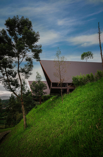 Exterior & Views 8