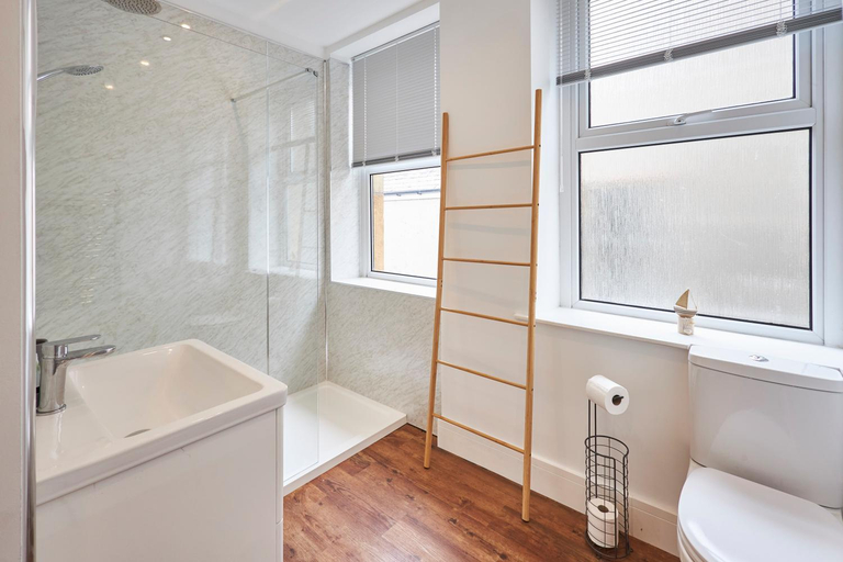 Bathroom, Host & Stay - Main Street Apartments, Northumberland