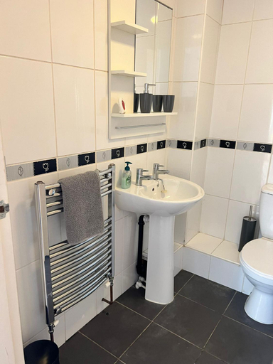 Bathroom 2, Walnut Apartments, North Lincolnshire