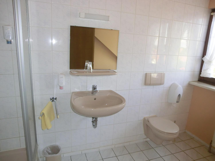 Bathroom 2, Hotel Glindenberger Hof, Börde