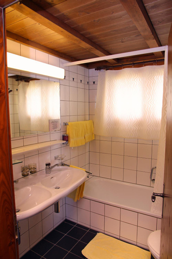 Bedroom 2, Hotel Bahnhof, Obwalden