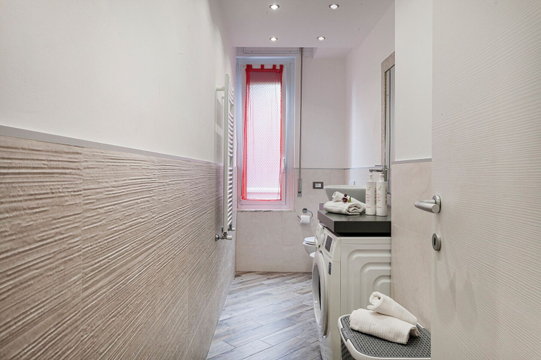 Bathroom, La casa di Lorenzo by Wonderful Italy, Genova
