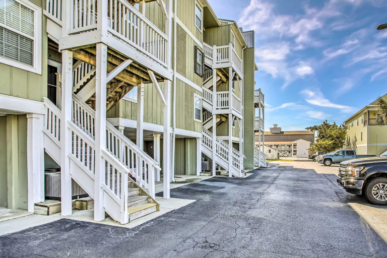Cozy Carolina Beach Condo with Ocean Views!, New Hanover