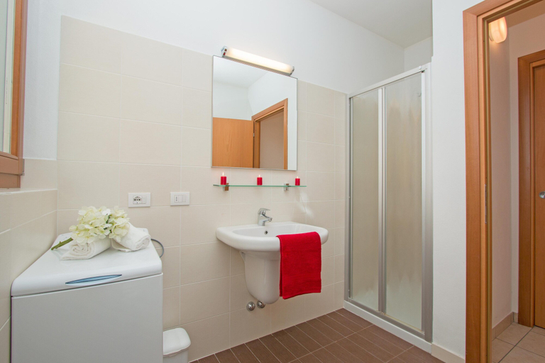 Bathroom 2, Benacus E4 Apartment by Wonderful Italy, Brescia