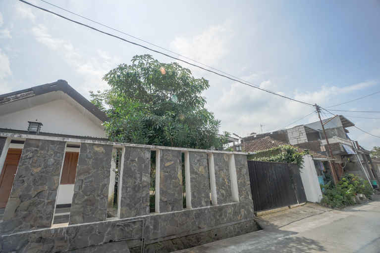 Exterior & Views 1, OYO 93971 Villa Kamandalu, Malang