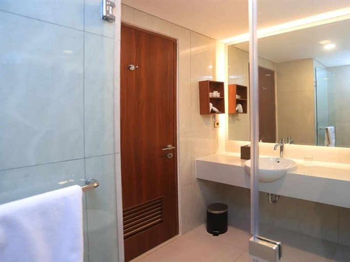Bathroom 5, Luxury Inn Arion Hotel, East Jakarta