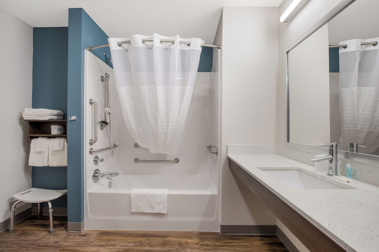 Bathroom 4, Woodspring Suites Indio - Coachella Valley, Riverside