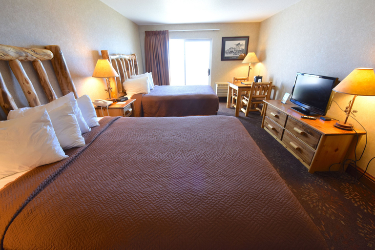 Bedroom 3, Bridge Vista Beach - Hotel & Convention Center, Cheboygan