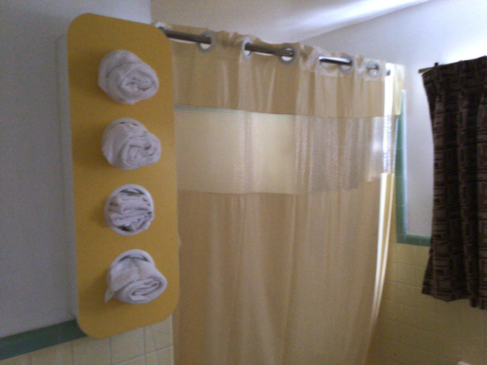 Bathroom 4, Skyland Inn - Bristol, Washington