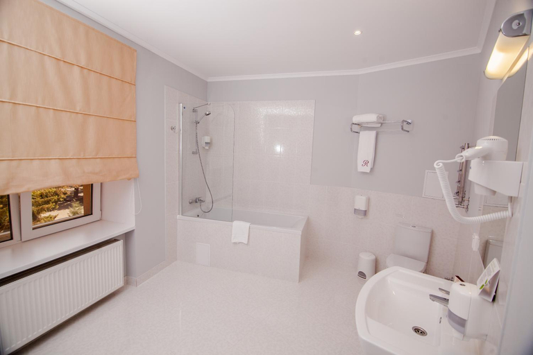 Bathroom 4, Optima Rivne, Rivnens'ka
