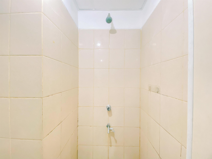 Bathroom 5, Good Deal and Comfortable Studio Serpong Greenview Apartment By Travelio, Tangerang Selatan