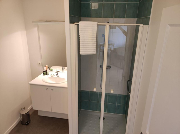 Bathroom, Domitys Le Jardin des Lys, Orne