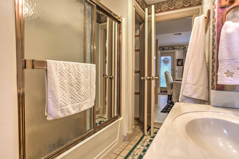 Bathroom, Large & Private Guest House Apt w/ Patio + Views!, Boyle