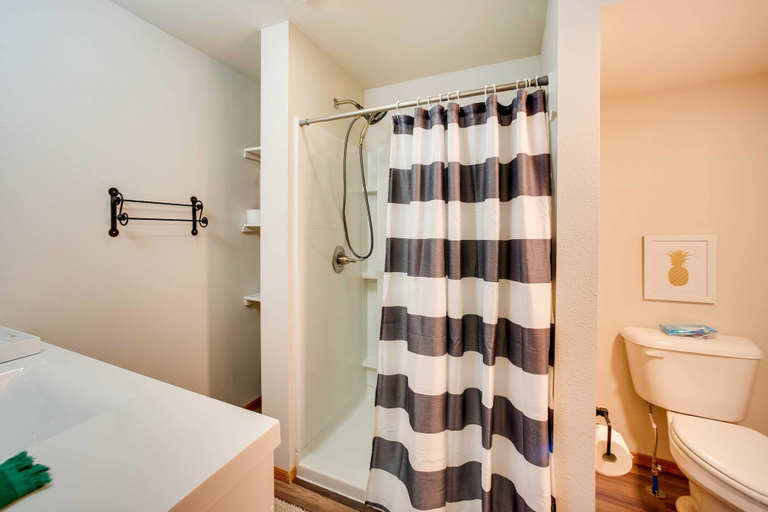Bathroom 3, Charming Iowa Abode Near Knoxville Raceway!, Marion