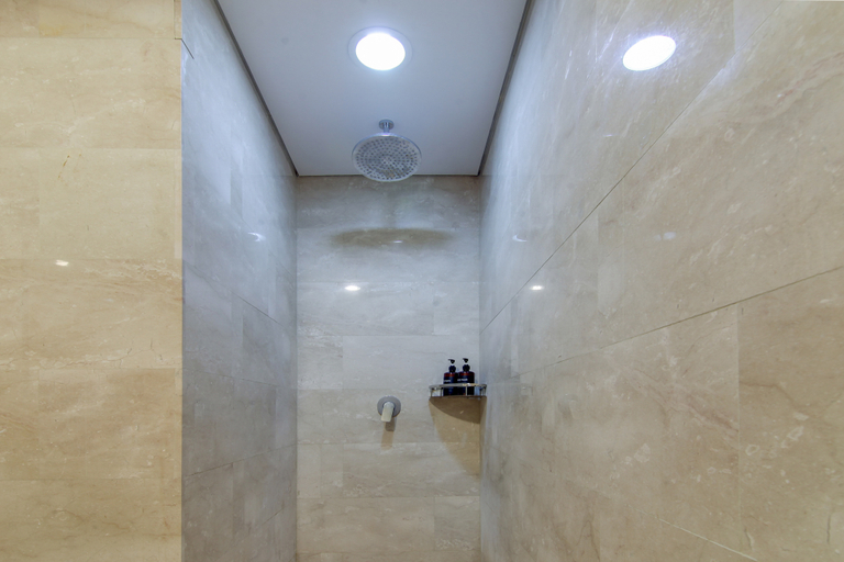 Bathroom 5, Holland Village by Kava Stay, Central Jakarta