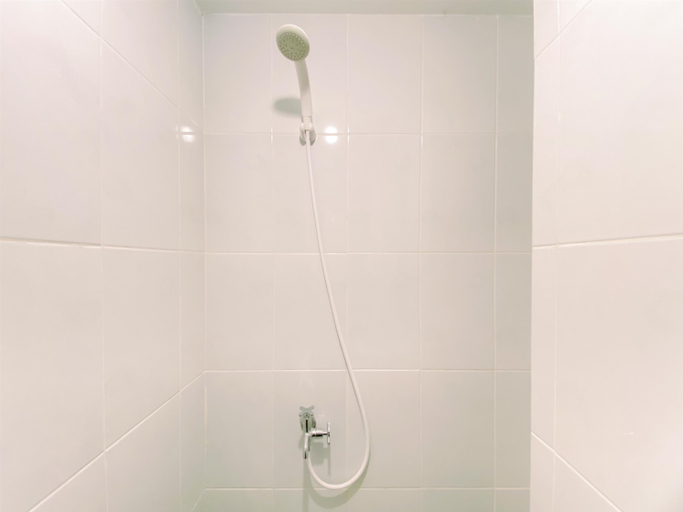 Bathroom 5, Comfy Studio at Tokyo Riverside PIK 2 Apartment By Travelio, Tangerang