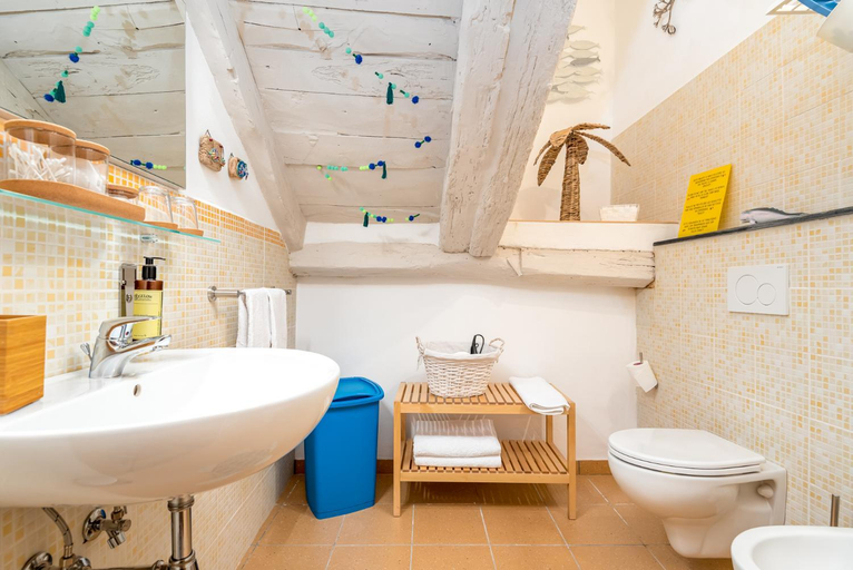 Bathroom 2, Carugio Remilde, La Spezia