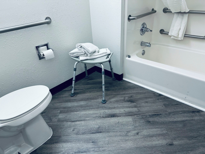 Bathroom 4, Baymont by Wyndham Piqua, Troy