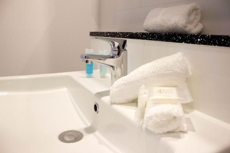 Bathroom, Synergy Broadbeach Apartments, Gold Coast