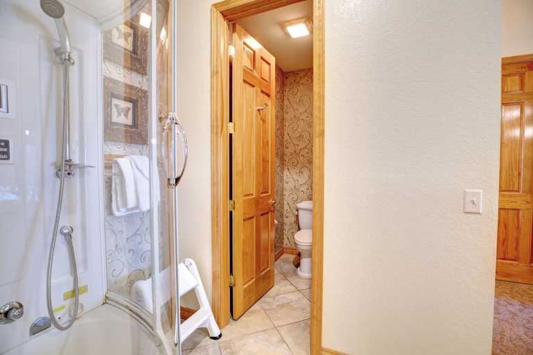 Bathroom 4, Grand Crowne Resort, Taney