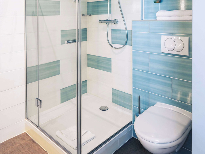Bathroom 16