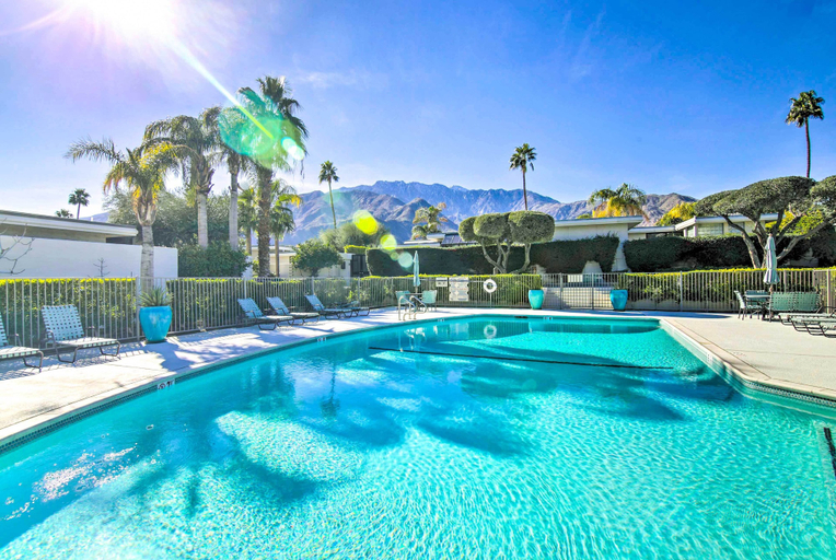 Sport & Beauty 1, Chic Palm Springs Condo w/ Pool, Patio & Fire Pit, Riverside