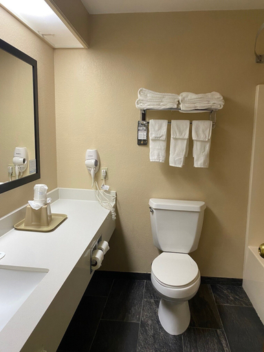 Bathroom 4, Super 8 by Wyndham New Hampton, Chickasaw