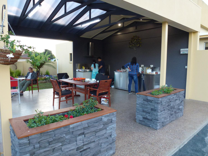 Food & Drinks 5, Golden Chain Tower Motor Inn, Mount Gambier