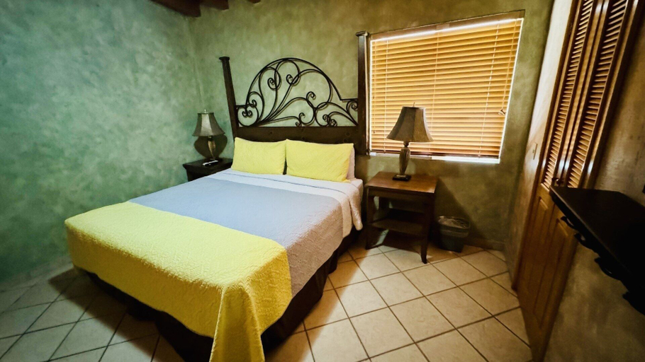 Room 4, Stunning 3 Bedroom Beach Villa on Sandy Beach at Las Palmas Beachfront ResortV18 3 Villa by RedAwning, Puerto Peñasco