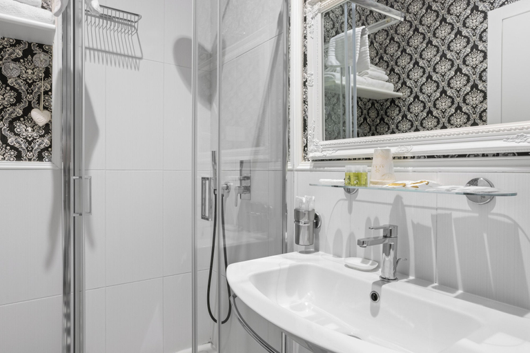 Bathroom 5, GHR Navona Inn, Rome
