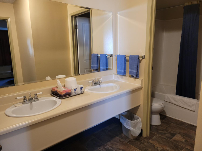 Bathroom 2, Dockside Inn, Division No. 12